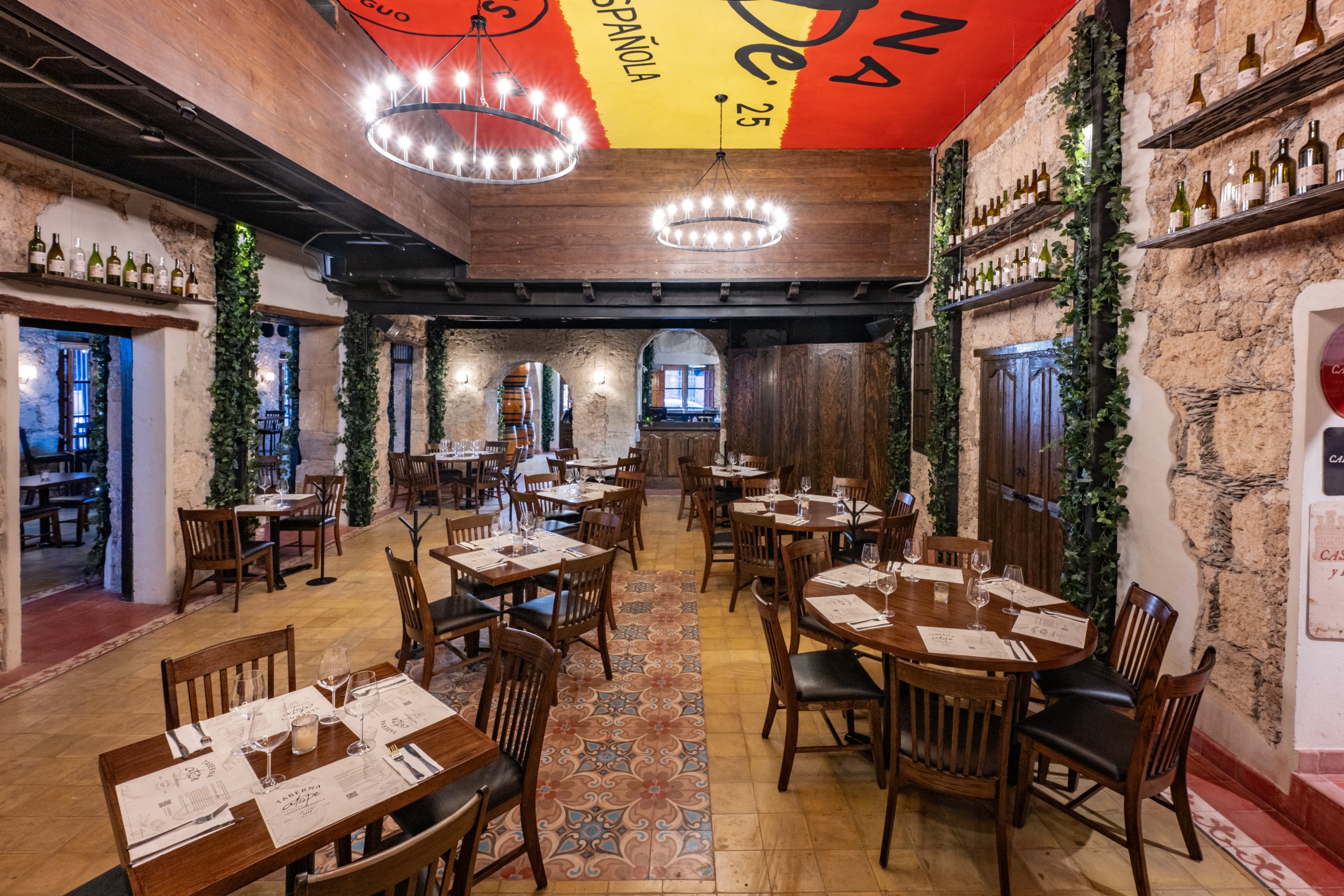 Interior de Taberna Atope - Ambiente español auténtico en Monterrey