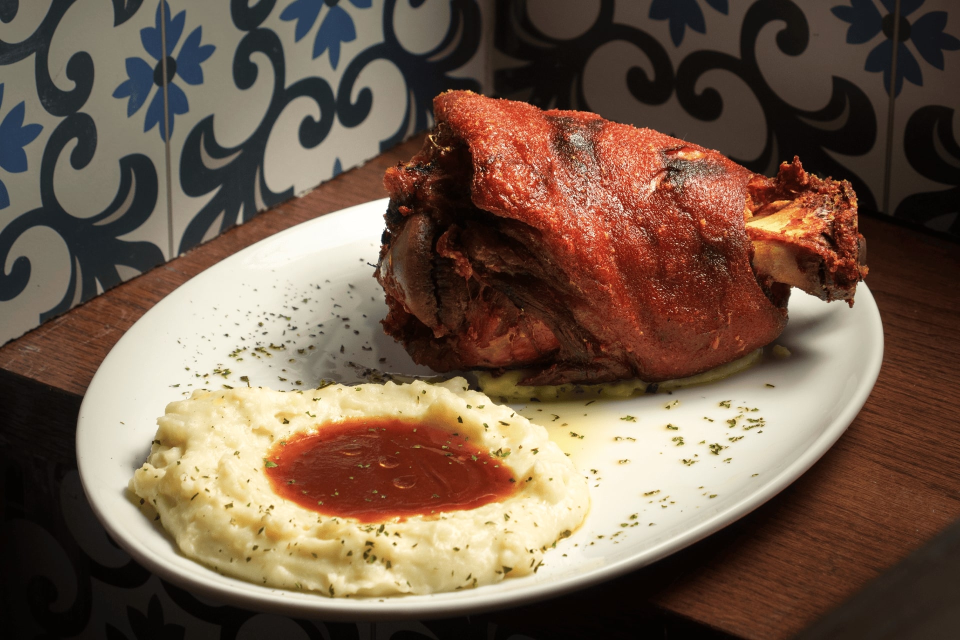 Bocadillos de calamares y tapas españolas en Taberna Atope Monterrey